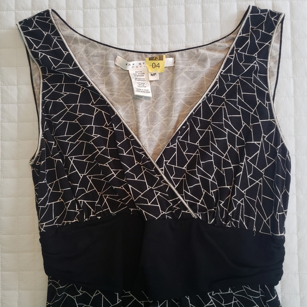 Max studio black and white sleeveless top